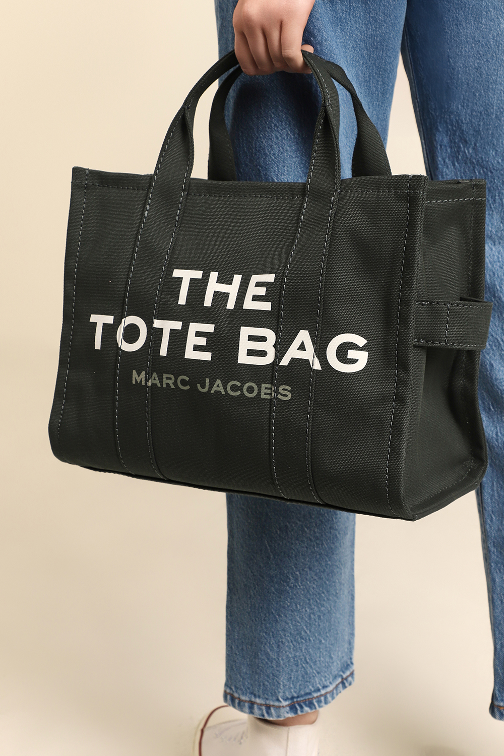 תמונת כל הלוק של תיק טוט מדיום